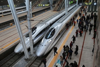 El tren de alta velocidad espera su salida en la estación de Pekín. (AFP)