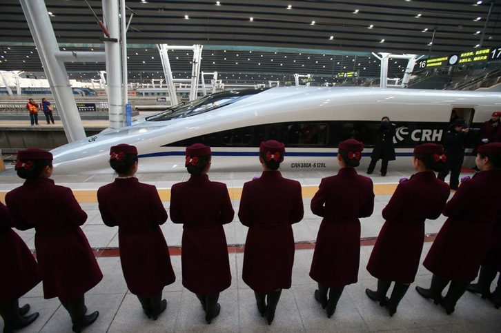 El tren de alta velocidad espera su salida en la estación de Pekín. (AFP)