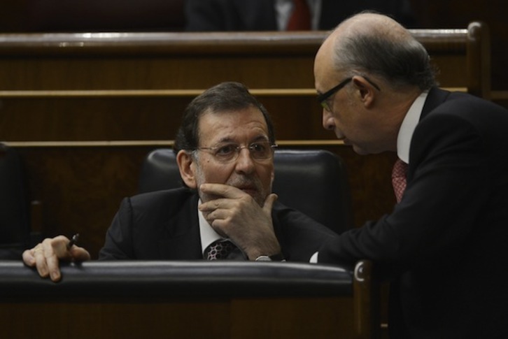 El presidente, Mariano Rajoy, y el ministro de Hacienda, Cristóbal Montoro. (Pierre-Philippe MARCOU/AFP PHOTO)