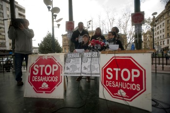 Stop Kaleratzeak kolektiboko kideak, gaurko agerraldian. (Juan Carlos RUIZ/ARGAZKI PRESS)