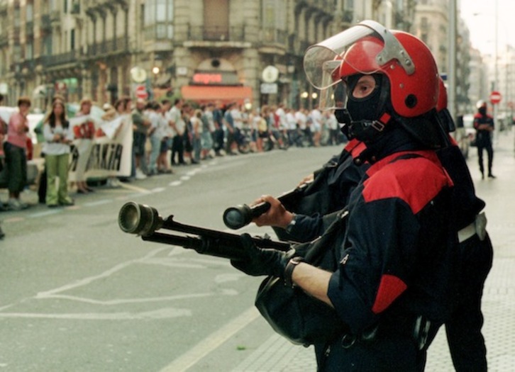 Agentes de la Ertzaintza con la escopeta lanzadora de balas de goma. (Andoni CANELLADA/ARGAZKI PRESS)