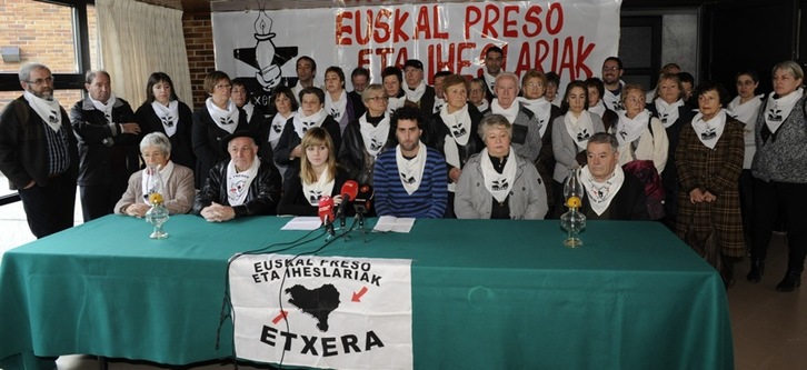 Etxerateko berrogei kide inguruk agerraldia egin dute Donostian. (ARGAZKI PRESS)