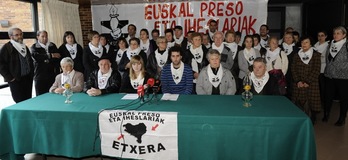 Etxerateko berrogei kide inguruk agerraldia egin dute Donostian. (ARGAZKI PRESS)