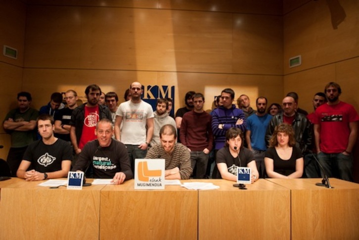 Jóvenes encausados en diversos procedimientos en la AN han comparecido con Txerra Bolinaga, de Eleak. (Gari GARAIALDE/ARGAZKI PRESS)