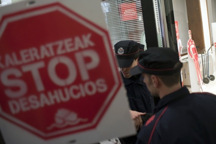 Los desahucios son la muestra más hiriente de sobre quién cae el efecto de la crisis. (Juan Carlos RUIZ/ARGAZKI PRESS)