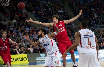 Un lance del encuentro entre el Baskonia y el Olympiacos. (Raul BOGAJO/ARGAZKI PRESS)