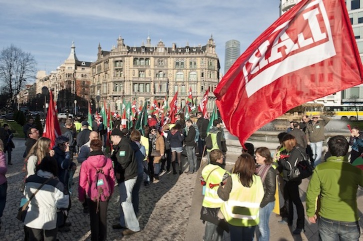 Imagen de la protesta que han llevado a cabo los sindicatos en Bilbo. (Jon HERNAEZ/ARGAZKI PRESS)