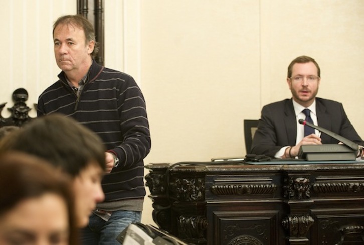El portavoz de Bildu, Kike Fernandez de Pinedo, y el alcalde de la ciudad, Javier Maroto, durante el pleno del Ayuntamiento de Gasteiz. (Raul BOGAJO/ARGAZKI PRESS)
