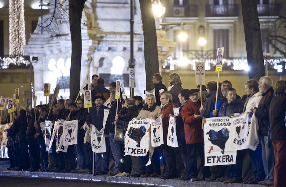 Sarasate pasealekuan egin dute Iruñean preso politikoen eskubideen defentsan elgarretaratzea. (Jagoba MANTEROLA / ARGAZKI PRESS)