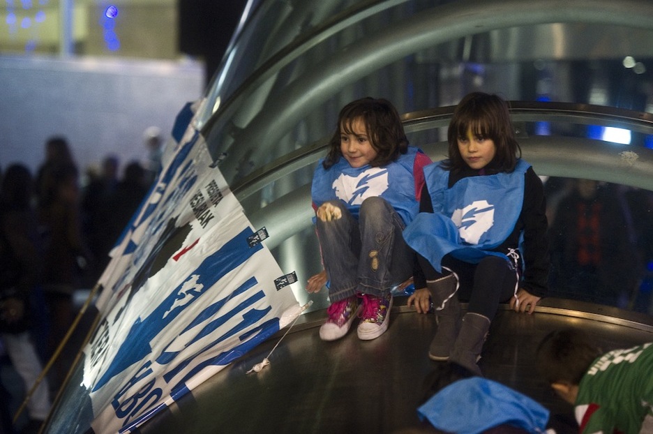 Bilbon iluntzean izandako elgarretaratzean adin guztietako pertsonek parte hartu dute. (Luis JAUREGIALTZO / ARGAZKI PRESS)