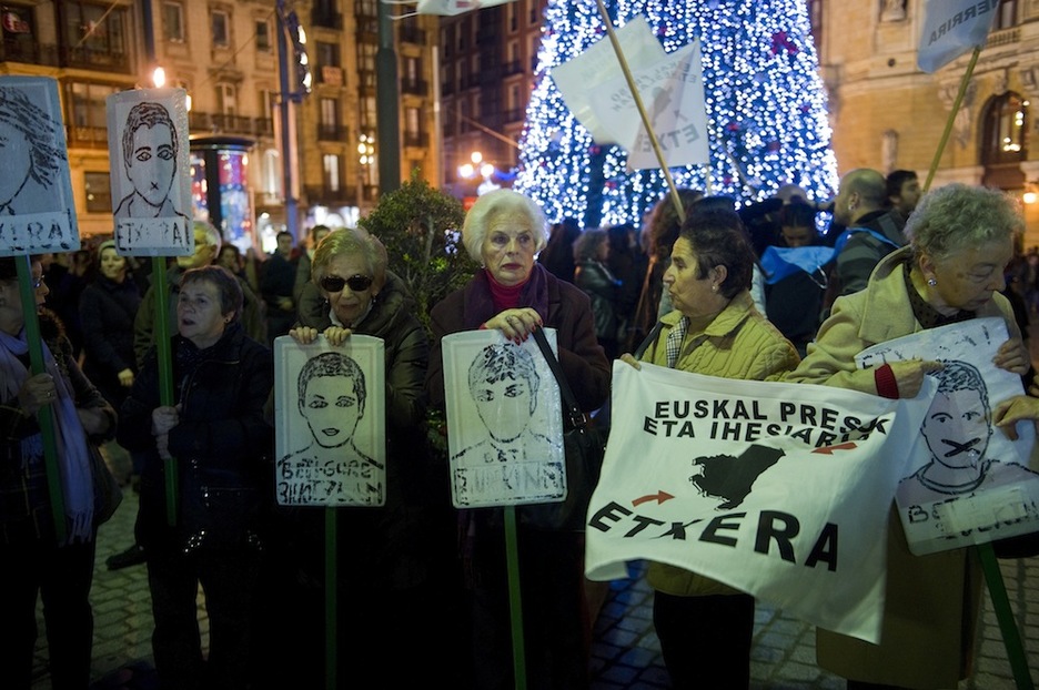 Bilboko mobilizazioan hainbat senide, preso politikoen argazkien ordez marrazkiekin. (Luis JAUREGIALTZO / ARGAZKI PRESS)