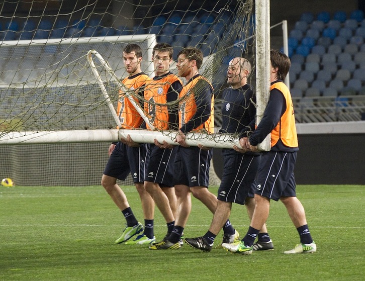 Varios jugadores de la Euskal Selekzioa durante el entrenamiento de ayer. (Gorka RUBIO / ARGAZKI PRESS)