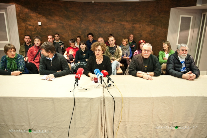 Representación de los mediadores del EPPK que ha comparecido hoy en Bilbo. Han tomado la palabra Kandido Zubikarai, Itziar Galardi y José Campo (Jon HERNAEZ / ARGAZKI PRESS)