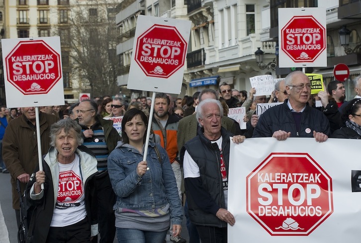 Imagen de la cabecera de la manifestación que ha recorrido Donostia «por una vivienda digna». (Andoni CANELLADA / ARGAZKI PRESS)