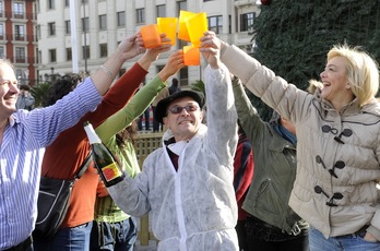 Ekologistak Martxan-ek Flashmoba grabatu du Garoñaren itxiera ospatzeko, irudian topa momentua. (Luis JAUREGIALTZO / ARGAZKI PRESS)