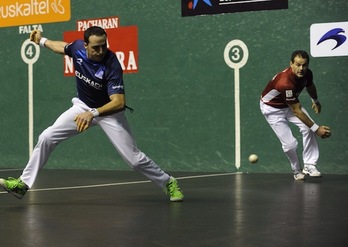 Irujo pilota jotzera doa Titin III.aren begiradapean. (ARGAZKI PRESS)