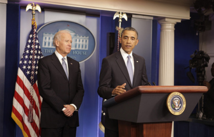 El presidente de EEUU, Barack Obama, compareció con el vicepresidente, Joe Biden, tras la aprobación de la normativa.  (Chris KLEPONIS/AFP PHOTO)