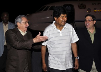 Morales, en el centro, acompañado por Raúl Castro, el pasado 23 de diciembre en La Habana. (AFP)