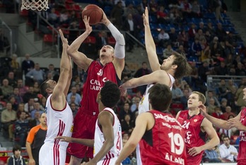 Imagen del partido entre el Baskonia y el Cedevita de Zagreb, el pasado 14 de diciembre. (Raúl BOGAJO/ARGAZKI PRESS)