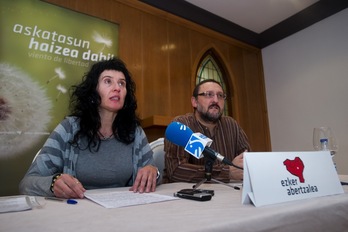 Los portavoces de la izquierda abertzale Txelui Moreno y Maitane Intxaurraga, durante su comparecencia de prensa. (Iñigo URIZ/ARGAZKI PRESS)