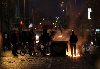Los disturbios se han repetido esta noche en Belfast. (Peter MUHLY / AFP)