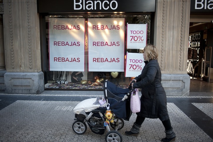 Muchos comercios han adelantado la época de rebajas a principios de enero acogiéndose a la nueva ley del Gobierno español. (Gari GARAIALDE/ARGAZKI PRESS)