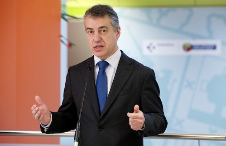 Urkullu, durante su visita al Centro de Salud de Lakua-Arriaga. (Raul BOGAJO/ARGAZKI PRESS)