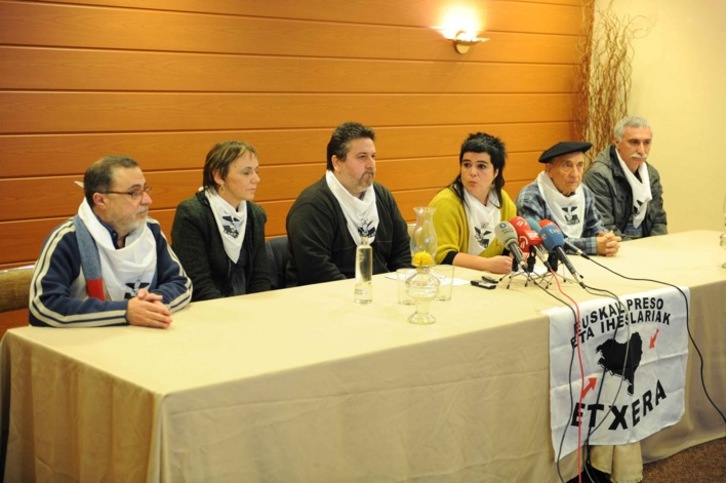 Representantes de Etxerat, en la comparecencia de Bilbo. (ARGAZKI PRESS)