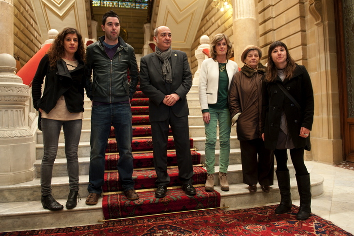 Martin Garitano eta Marina Bidasoro, Herrirako ordezkari eta presoen senideekin. (Gari GARAIALDE/ARGAZKI PRESS)