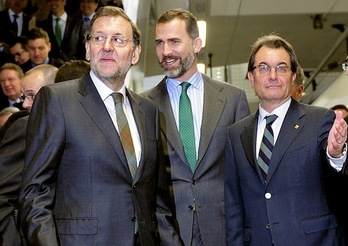 Mariano Rajoy, Felipe de Borbón y Artur Mas en la estación de Sants de Barcelona. (Josep LAGO/AFP PHOTO)