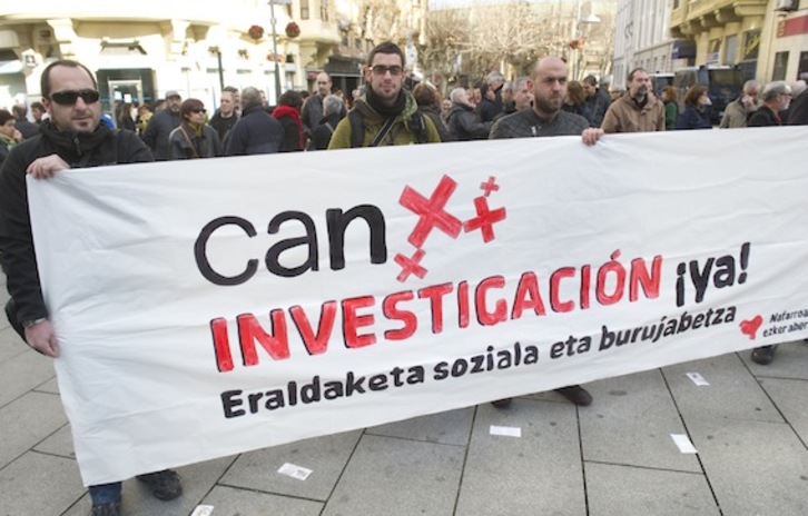 Protesta de la izquierda abertzale ante la sede de CAN para denunciar las irregularidades de la caja. (Jagoba MANTEROLA/ARGAZKI PRESS)