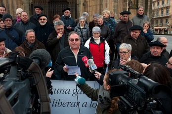 Pello Zabalak irakurri du agiria Artzain Onaren atarian eskainitako prentsaurrekoan. (Juan Carlos RUIZ/ARGAZKI PRESS)