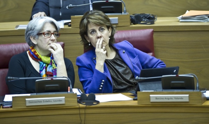 Lourdes Goicoechea conversa con Yolanda Barcina en el Parlamento. (Jagoba MANTEROLA/ARGAZKI PRESS)