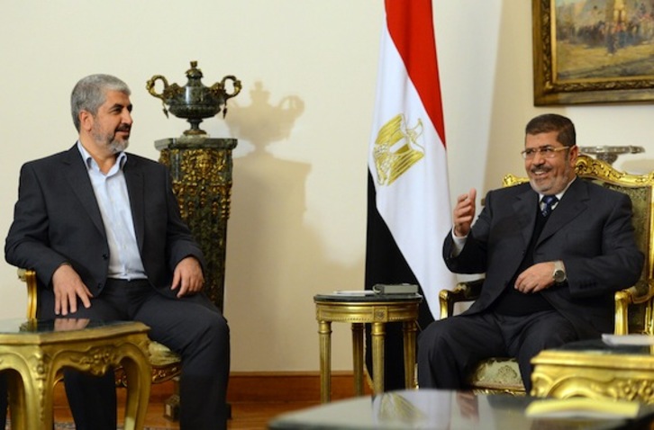 El presidente egipcio, Mohamed Mursi, junto al líder de Hamas en el exilio, Khaled Meshal, en el encuentro que mantuvieron en El Cairo. (Khaled DESOUKI/AFP PHOTO)