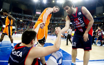 En la imagen, San Emeterio ayuda a Bjelica a levantarse del suelo. (Raul BOGAJO/ARGAZKI PRESS)