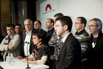 Imagen de la recepción de delegados del acuerdo de Gernika en el Parlament de Catalunya, en enero de 2012. (Oriol CLAVERA)