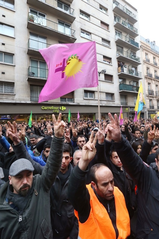 Kurdu ugari bildu da hilketak izan diren egoitzaren aurrean. (Thomas SAMSON/AFP)