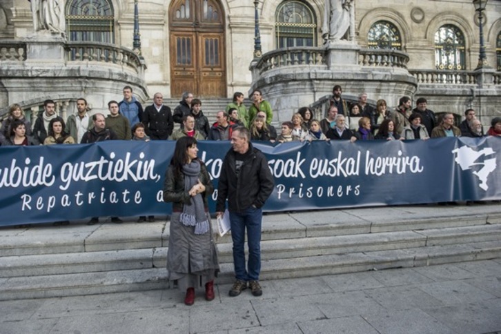 Los agentes que apoyan la marcha han posado ante las escalinatas del Ayuntamiento de Bilbo. (Luis JAUREGIALTZO/ARGAZKI PRESS)