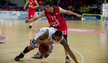 Un lance del encuentro entre el Baskonia y el Besiktas. (Raul BOGAJO/ARGAZKI PRESS)