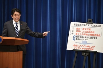 El primer ministro nipón, Shinzo Abe, durante la presentación del nuevo plan económico. (Kazuhiro NOGI/AFP)