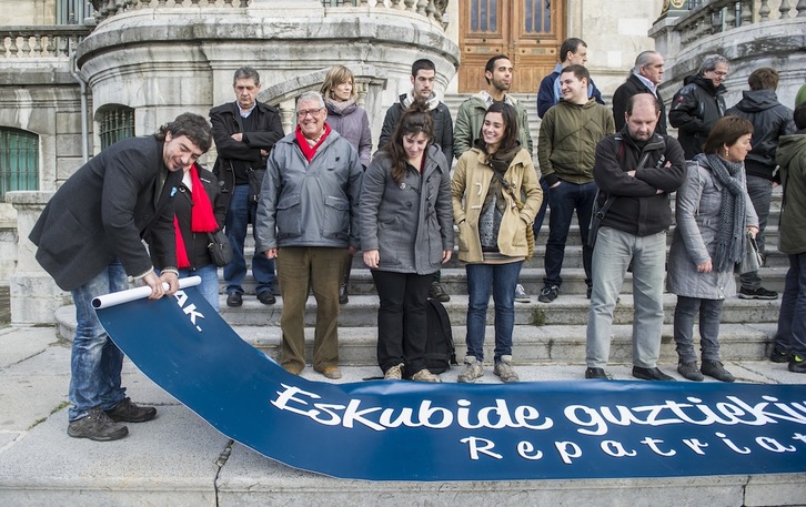Bilboko udaletxean manifestaziorako azken atxikimenduak aurkeztu zituen atzo Herrirak. (Luis JAUREGIALTZO / ARGAZKI PRESS)