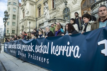 Bilboko udaletxean manifestaziorako azken atxikimenduak aurkeztu zituen atzo Herrirak. (Luis JAUREGIALTZO / ARGAZKI PRESS)
