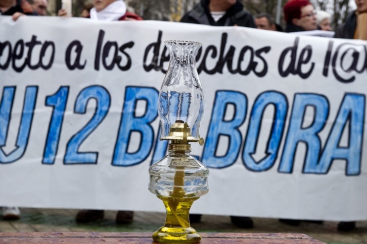 Los familiares de los presos portarán el quinqué símbolo de Etxerat. (Iñigo URIZ/ARGAZKI PRESS)