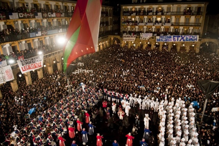 Ikurrina Kresalako sei emakumek jasoko dute Konstituzio Plazan. (Juan Carlos RUIZ/ARGAZKI PRESS)