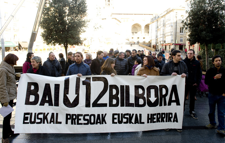 Concentración realizada el jueves en Gasteiz en la que representantes de la izquierda abertzale, EA, Alternatiba, Aralar y EB mostraron su apoyo a la marcha convocada por Herrira. (Raul BOGAJO / ARGAZKI PRESS)