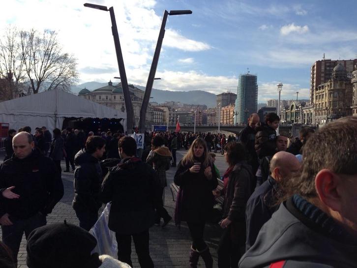 Areatza jendez gainezka dago. (vía twitter Herrira)