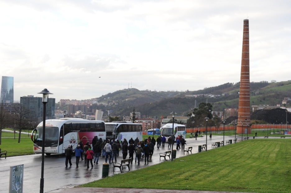 Goizean iritsi dira lehen autobusak Bilbora, egun osoko egitaraua antolatu baitu Herrirak (ARGAZKI PRESS)