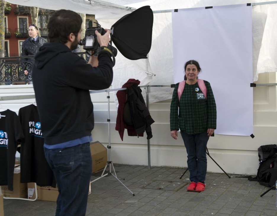 EkinKlik argazkilarien kolektiboak ‘1000 aurpegi dispertsioaren aurka’ ekimena burutu dute, goizean Areatzan eta arratsaldean udaletxean (ARGAZKI PRESS)