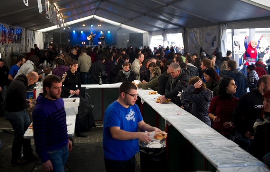 Herrirak Areatzan eman duen karpan ehunka herritar ibili dira goizean eta eguerdi partean festa giroan (ARGAZKI PRESS)