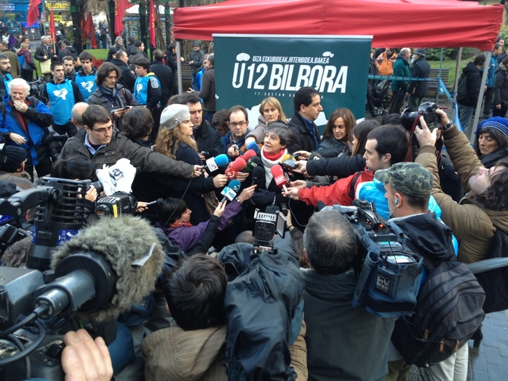 La Casilla inguruan egin dituzte adierazpenak ordezkari politiko eta sozial gehienek, hedabideen presentzia handiarekin (ARGAZKI PRESS)